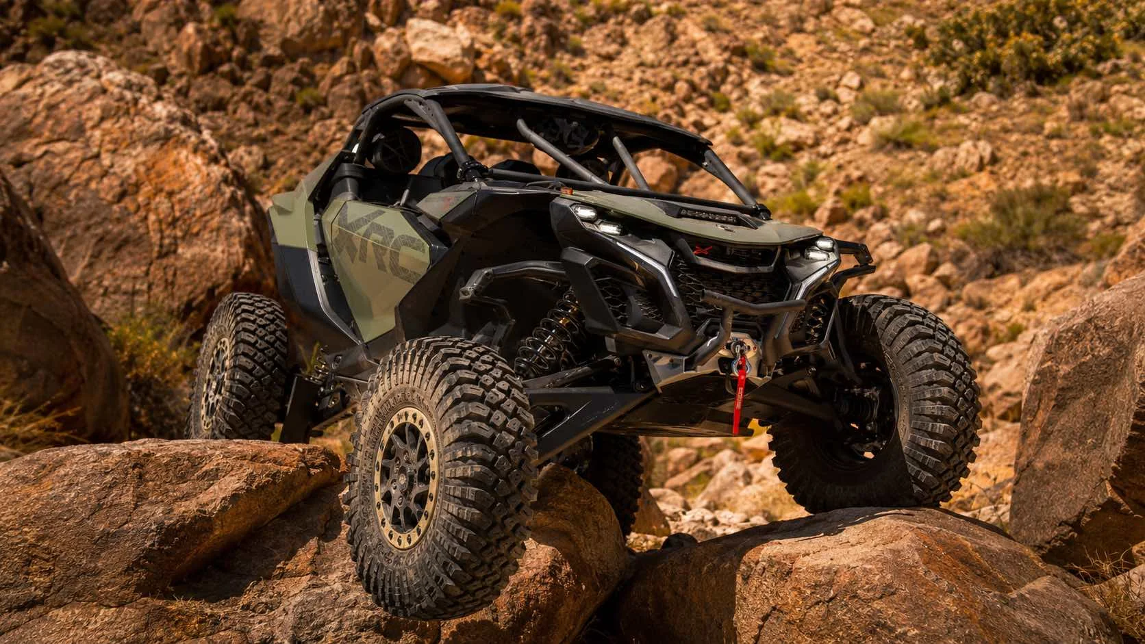 Can-Am Maverick R X rc 2026 en franchissement sur un terrain rocheux