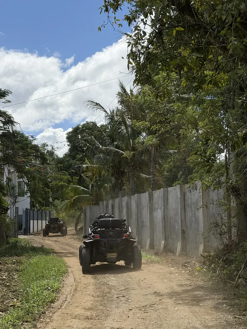 Deux Can-Am sur un chemin de terre bordé de palmiers et de végétation tropicale, en République dominicaine